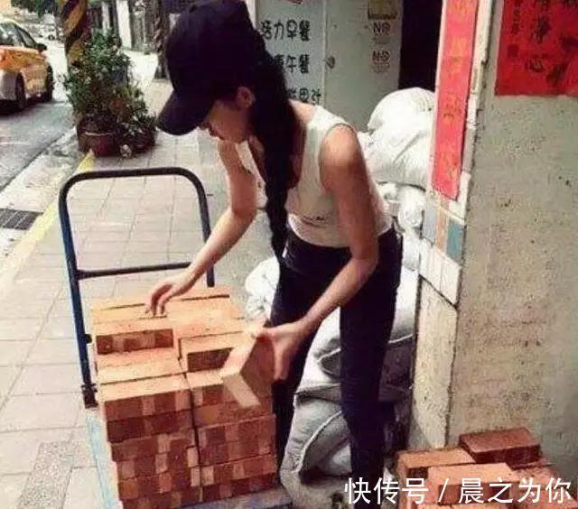 |搞笑趣图:工地搬砖,居然来了一个妹子
