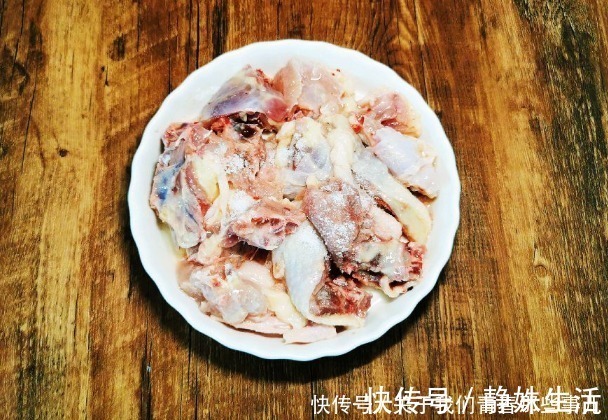 血水|炖鸡汤,别用冷水焯水,教你3个技巧,肉嫩滑汤鲜香,不腥也不柴