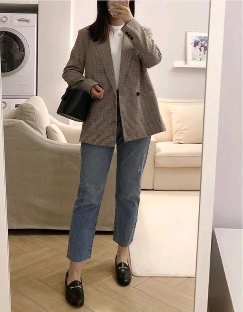 微胖女生变瘦变美，选择一松一紧的穿法就够了，搭配简单却有味道