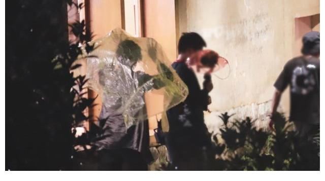 合照|《奇藝劇本鯊》殺青，王源在合照中存在亮眼，而橫幅口號(hào)土氣滿滿