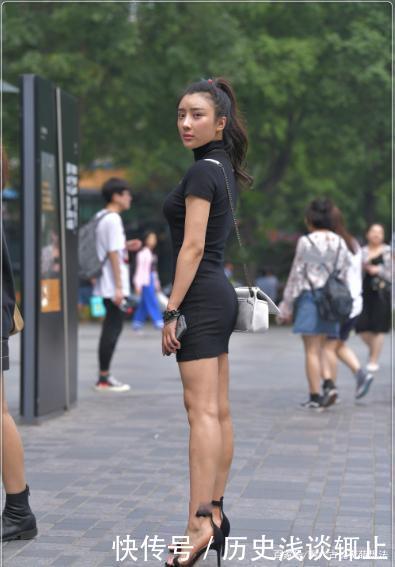 黑色修身连体裙搭配白色包包,时尚精致,简约大方