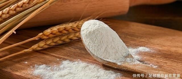 塑料袋|夏季存放面粉须知,简单1个小妙招,面粉不返潮发霉,也不易生虫