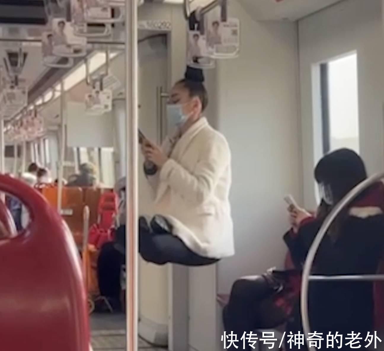头发|上海地铁一女子身体悬空，国外网友：中国功夫真棒就是看着头皮疼