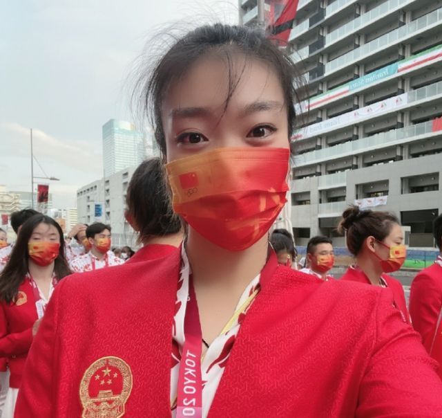 姚明|太美了！中国运动员等待出场，姚明和女篮姑娘合影，多人追星朱婷