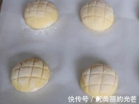 日式菠萝包,咋做才能柔软好吃很多人第一步就错了,关键在和面