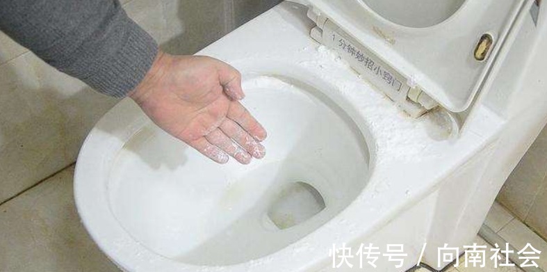 家庭|盐撒马桶里,原来作用这么厉害,解决了家庭中一大难题!