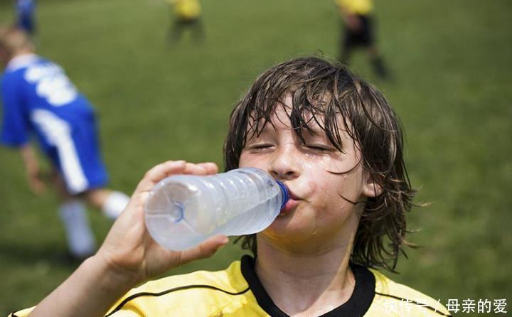 饮品|儿童该如何健康饮水,医生给出了忠告,白开水才是最佳饮品