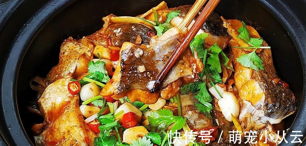 教你做非常简单的砂锅焖草鱼,不用煎也不用油炸,好吃特下饭