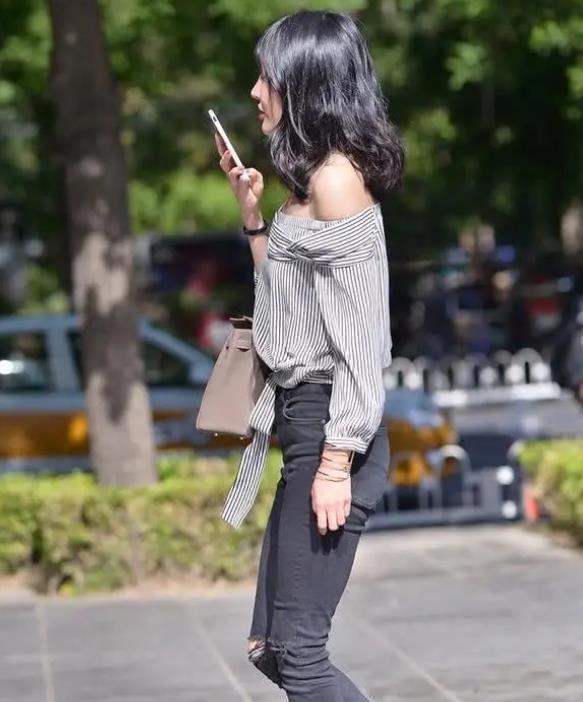 淡红色|街拍:气质端庄典雅的姑娘,淡红色连衣裙简约又显落落大方