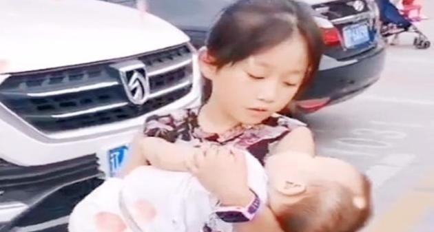 父母|弟弟想和姐姐一起玩,坐在房门口等姐姐醒,这姐弟俩相处得太好了