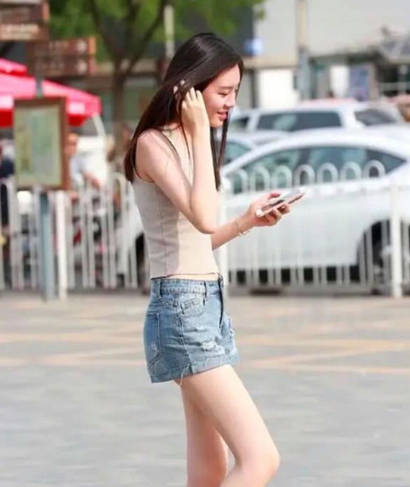 短裤|长发披肩的小姐姐,身穿背心配短裤,凸显青春靓丽气息