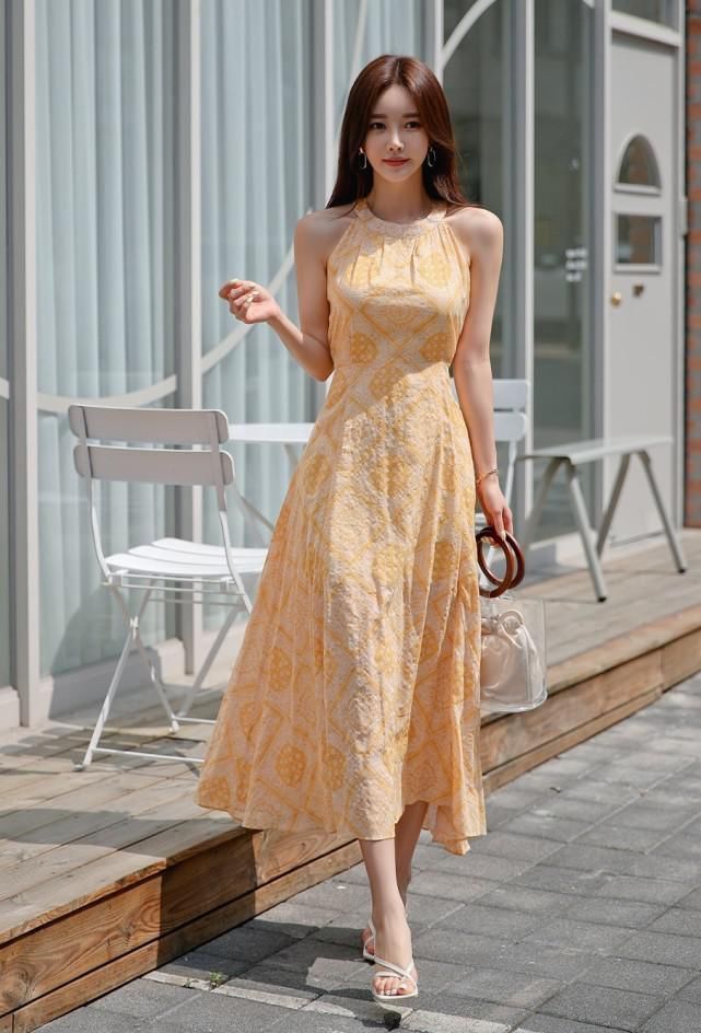孙允珠鲜橙挂脖无袖不规则长裙,打造夏日清凉穿搭