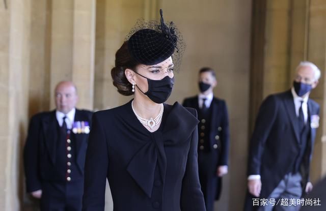 王室用珠宝寄托哀思！英女王佩戴“压箱底”胸针，隐藏浪漫的深意