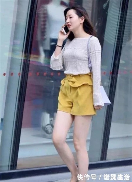 街拍|街拍:美女粉色V领连衣裙,长发披肩,身材玲珑有致