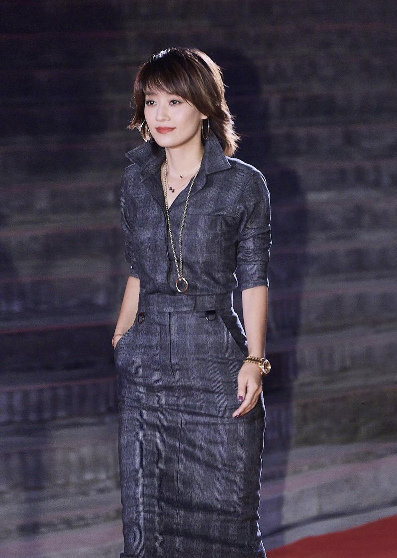 马伊琍|没想到啊!马伊琍才是“妈妈圈”最时髦,穿抹胸连体裤,清爽干练