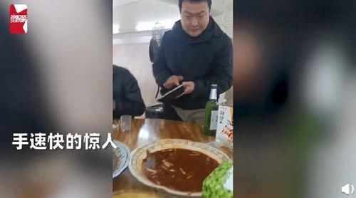 餐饮店老板用计算器盲打算账，手速惊人分毫不差，顾客惊呆直呼牛！