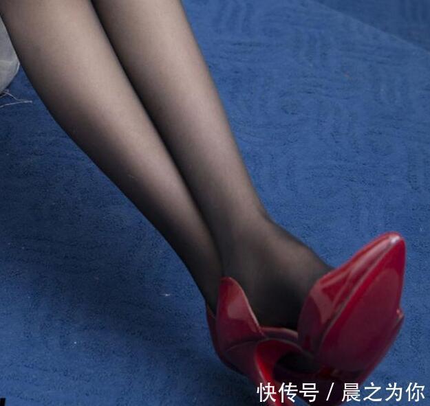 尖头 尖头高跟鞋配上丝袜,衬托出性感的身姿,提升得体的靓丽气质!