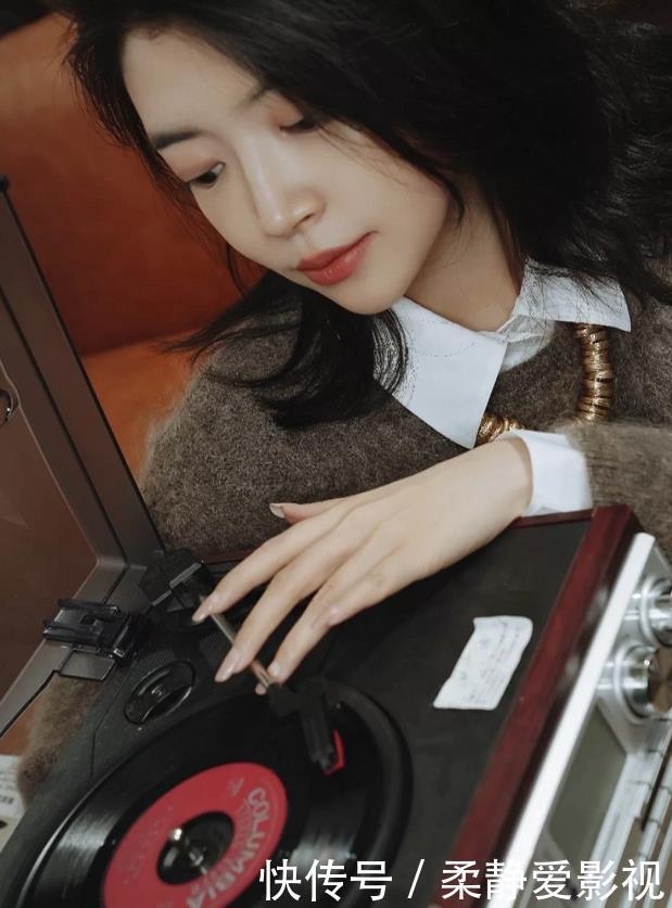 秋天最好别单穿毛衣，跟着三木学学“叠穿法”，时髦高级又洋气