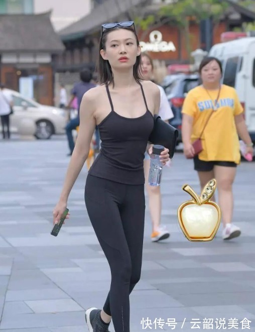 细节感 蜂腰削背的打底裤美女,远观有型近赏有“味”!