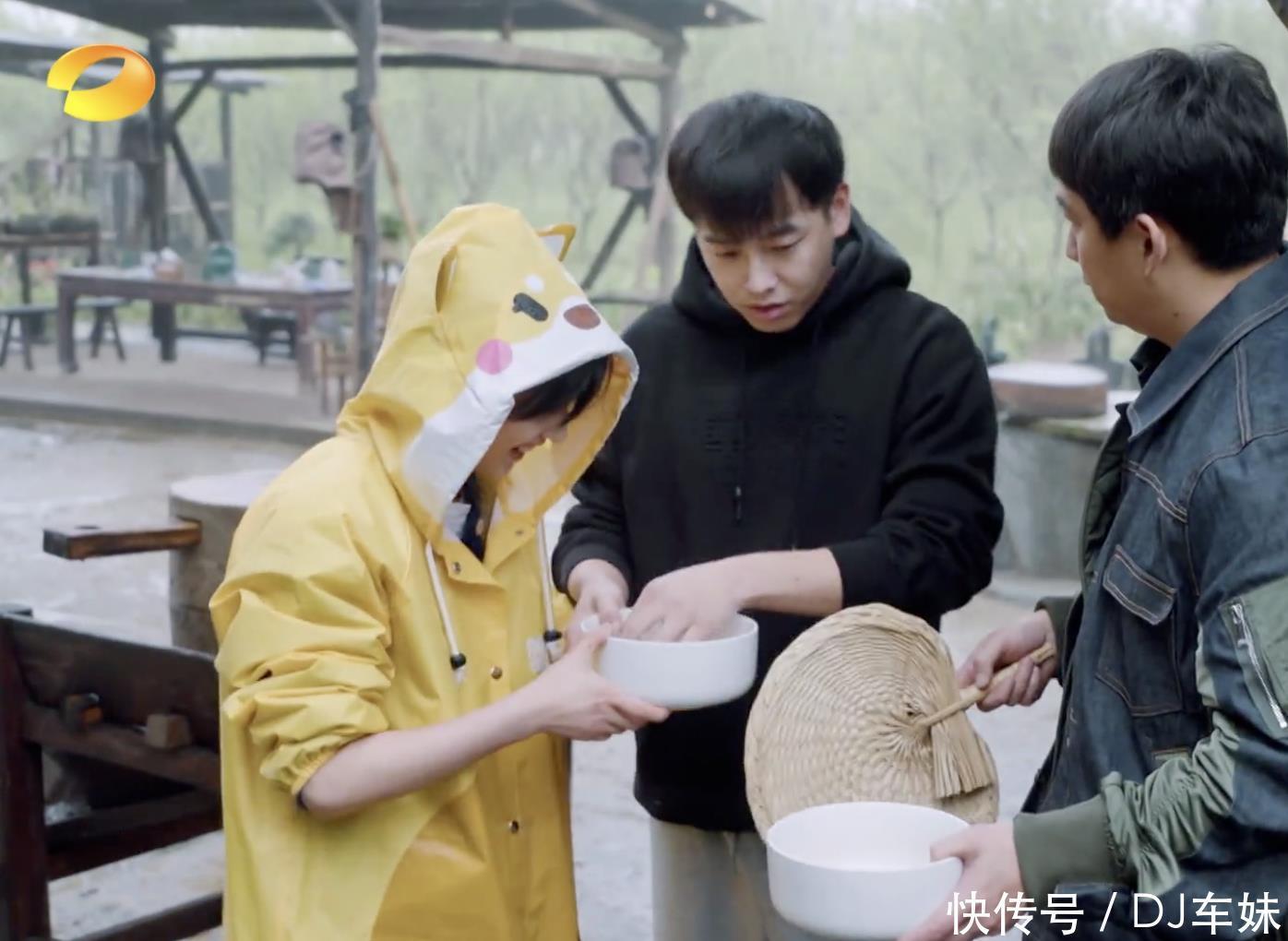 何炅|张艺兴围观杨紫干活却不帮忙,黄磊4次点拨无奈张艺兴太直男