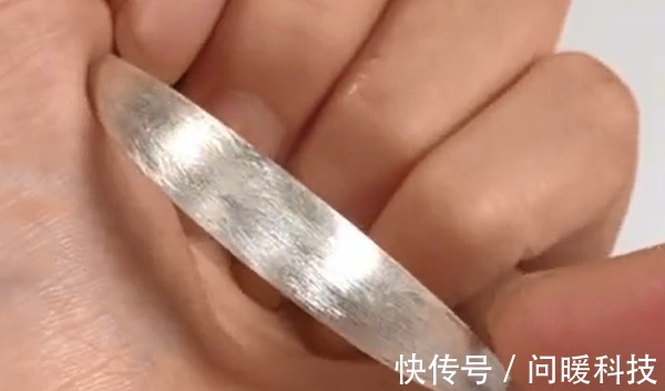 锡箔 银手镯发黑,切记别再用牙膏洗,简单“泡一泡”,立马光亮如新!