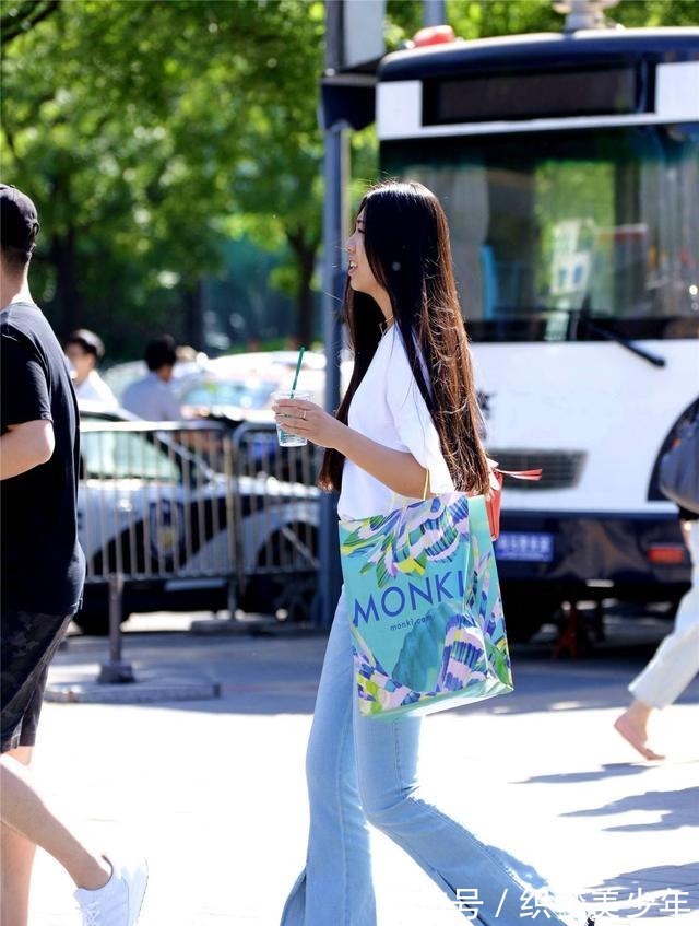 短靴|喇叭牛仔裤也会穿出显身材的效果,搭配一双牛仔短靴,会更好看!