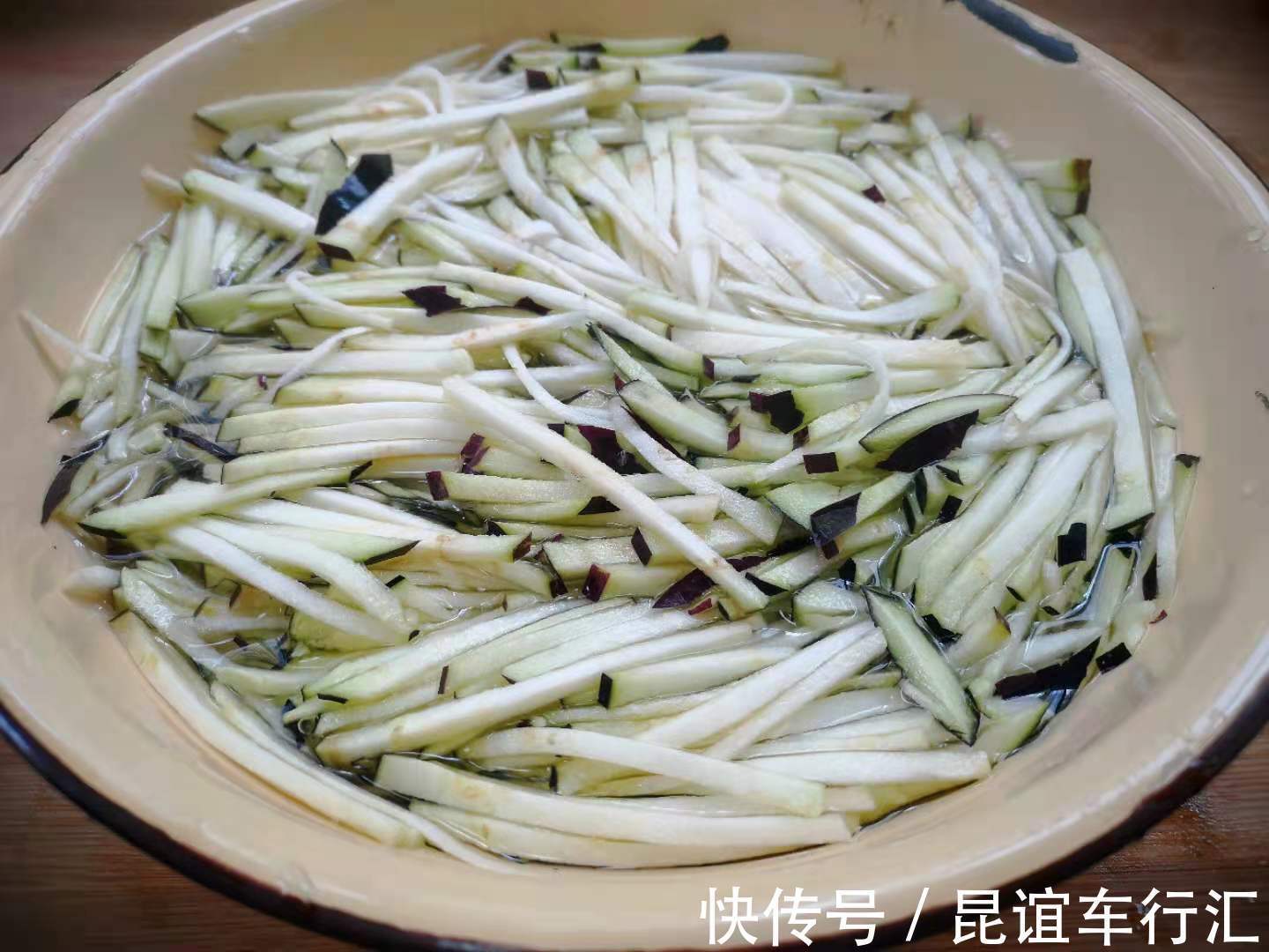 小面姨|夏天,这食材别只懂凉拌了,切成丝上锅煎一煎,鲜香软嫩好消化!