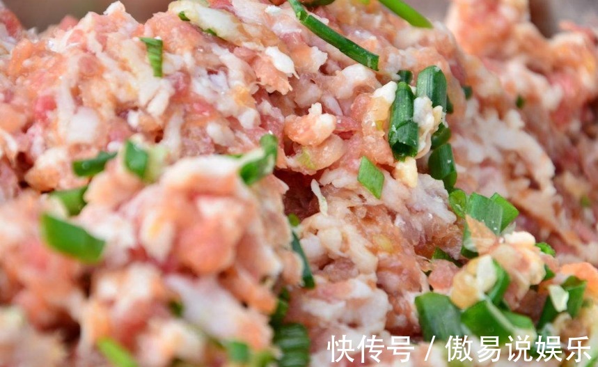饺子馅要放三种调料,少一种都不香,吃我做的饺子都是赞不绝口