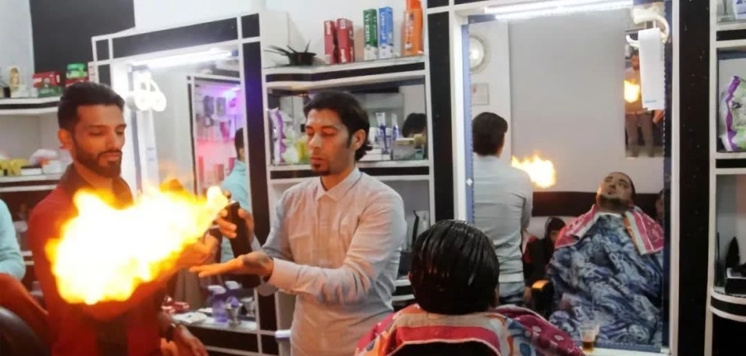 印度理发师用火来理发，大胆又冒险，网友：这种点子亏他们想得出