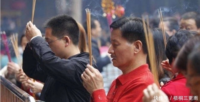 拜佛烧香时为什么只上3根？上香方式十分讲究，很少有人知道