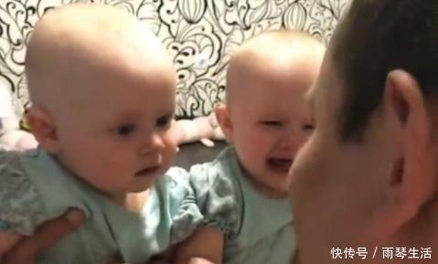 表情|爸爸剪掉长胡子戏弄宝宝,1岁双胞胎姐妹看到后,表情笑翻网友