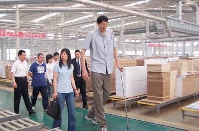 两米高|中国第一巨人娶小28岁妻子，不顾医生劝阻生子，今儿子长大了