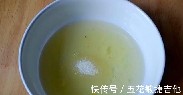 白醋|烘焙新手也能1遍成功的简易版抹茶蛋糕，步骤详细，做法超级简单！