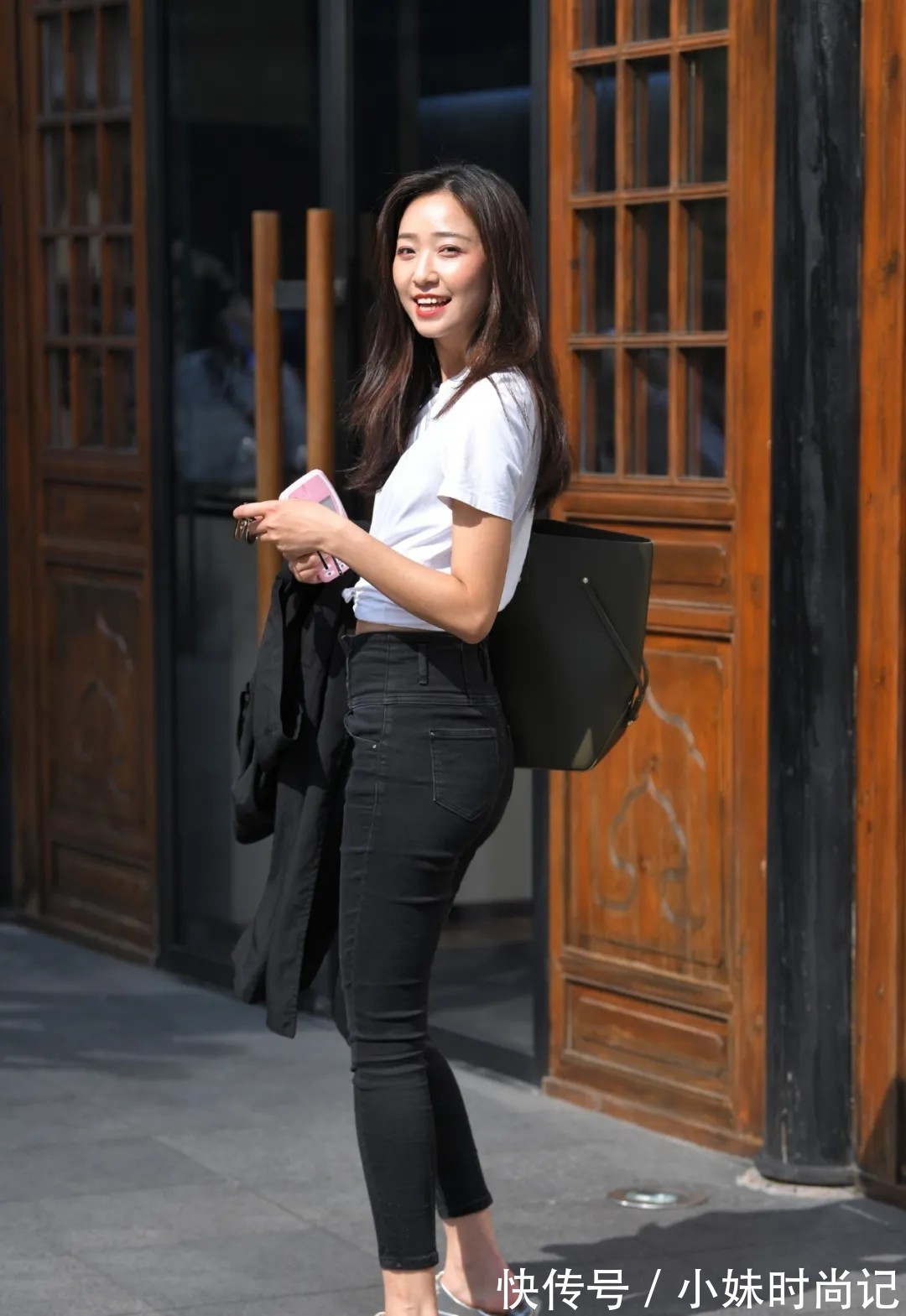 青春|基础款短袖T恤,搭配修身牛仔裤,简约时尚又显青春活力