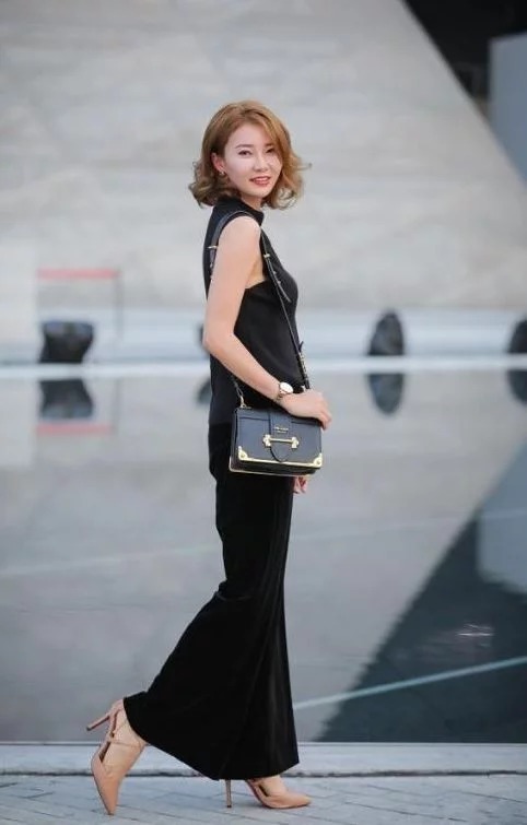 街拍：美女墨绿色的吊带长裙，长发飘飘，妩媚妖娆