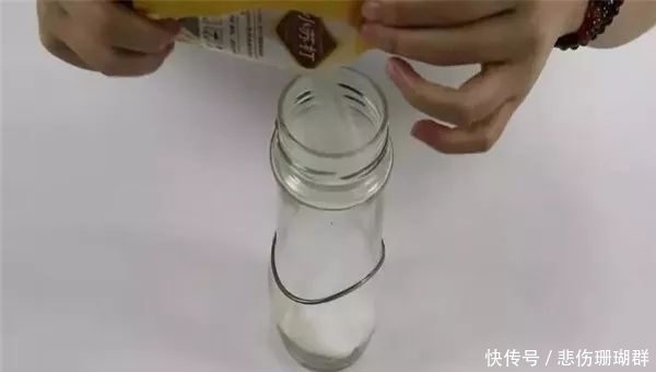 杯子的底部不好清洁，教你一招不用刷，杯子洁净如新！