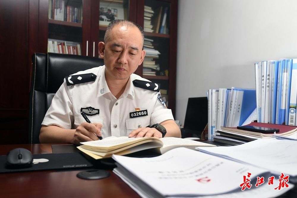 德耀江城|刘继平当民警辅“娘家人”，警服上的石灰印记也逃不过他的“火眼金睛” | 英模