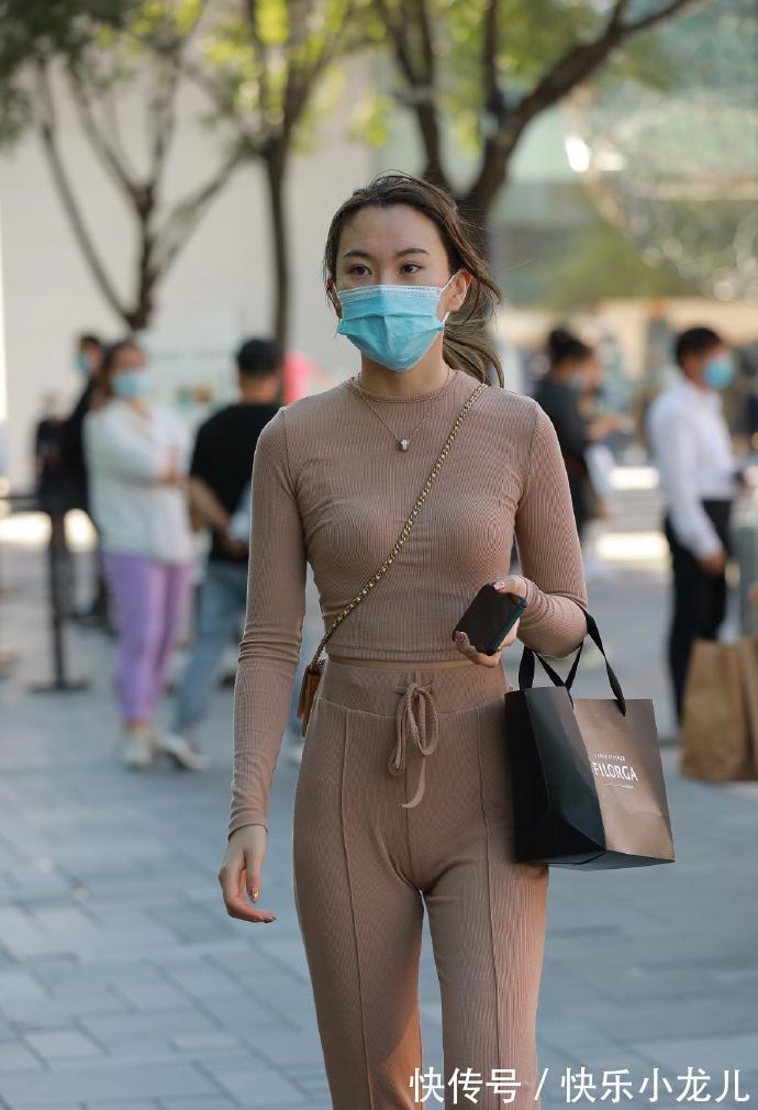 丝质 富有质感的打底裤充满青春的运动活力,不用多花心思,又美又飒