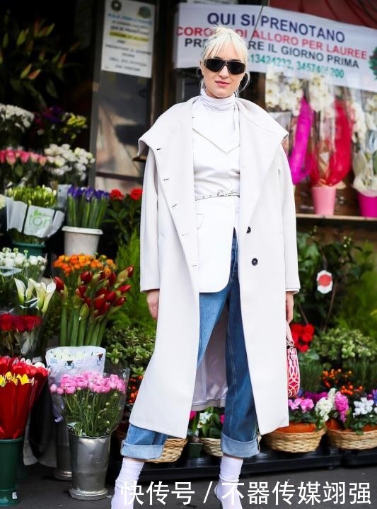 今年大衣流行这样穿，造型很显气场，内搭的处理很关键