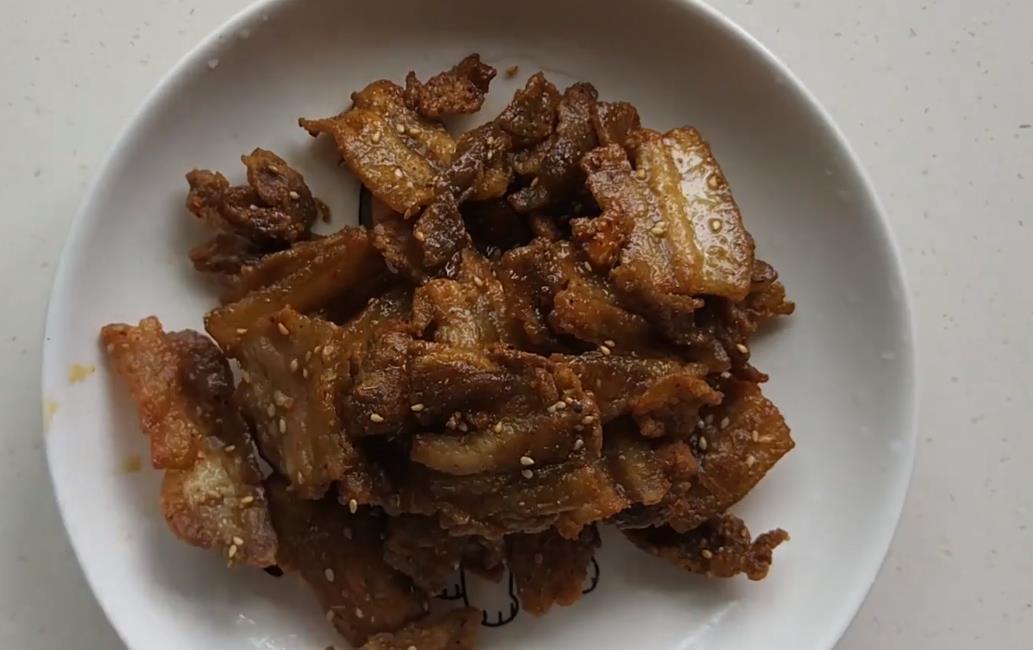 五花肉不要老是红烧了,试试这样做,香辣美味,越嚼越香!