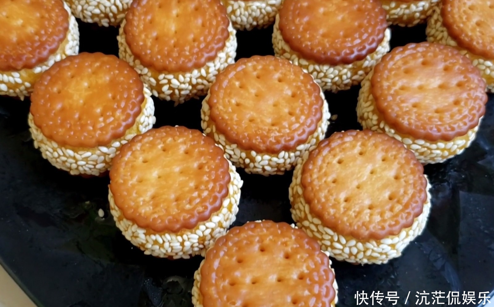 都是小时候|家庭版南瓜芝麻饼记住两个小技巧,香甜软糯又拉丝,比买的好吃