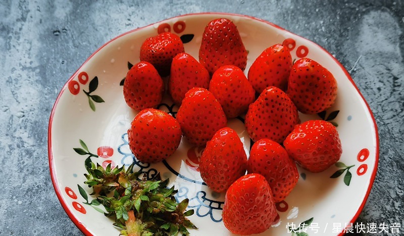 草莓别直接吃了,裹上一层巧克力脆皮,咬一口香甜流汁超过瘾!