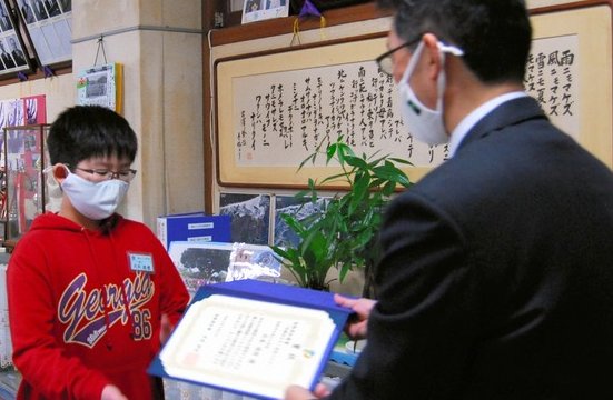 侃天下丨“蟹壳”口罩！日本小学生发明可视口罩获大奖