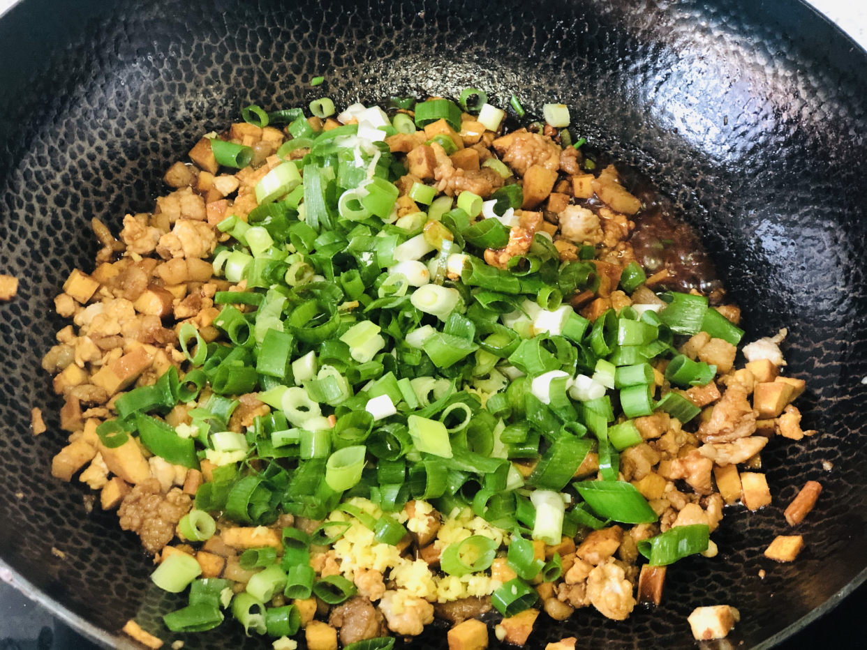 做炸酱面,豆瓣酱和甜面酱选哪个很多人做错,难怪炸酱吃着不香