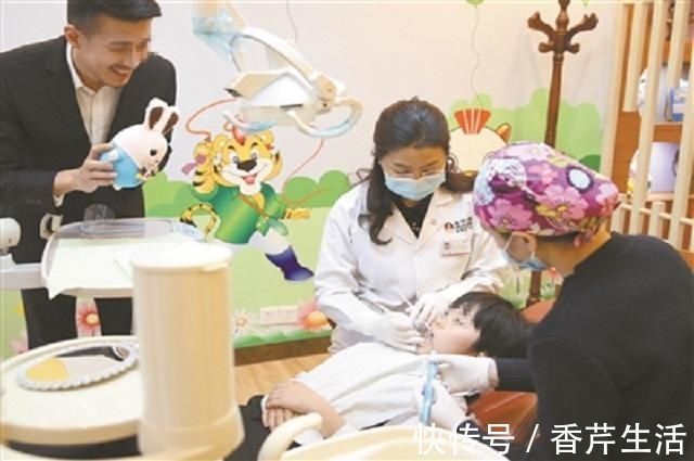 乳牙|捕到巨型石斑鱼,一条就顶人家一箩筐,渔民开心的一天