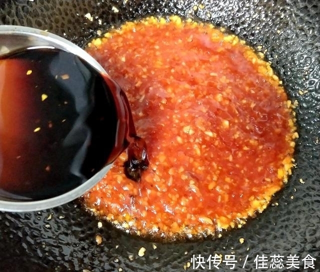 做鱼时，去腥加酒加醋都不对，这才是最好吃的做法，让您爱上吃鱼