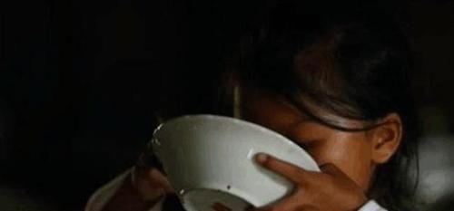 弃婴|52岁老人偶然捡个弃婴,18年后孩子考上大学,家门口来了一排警车