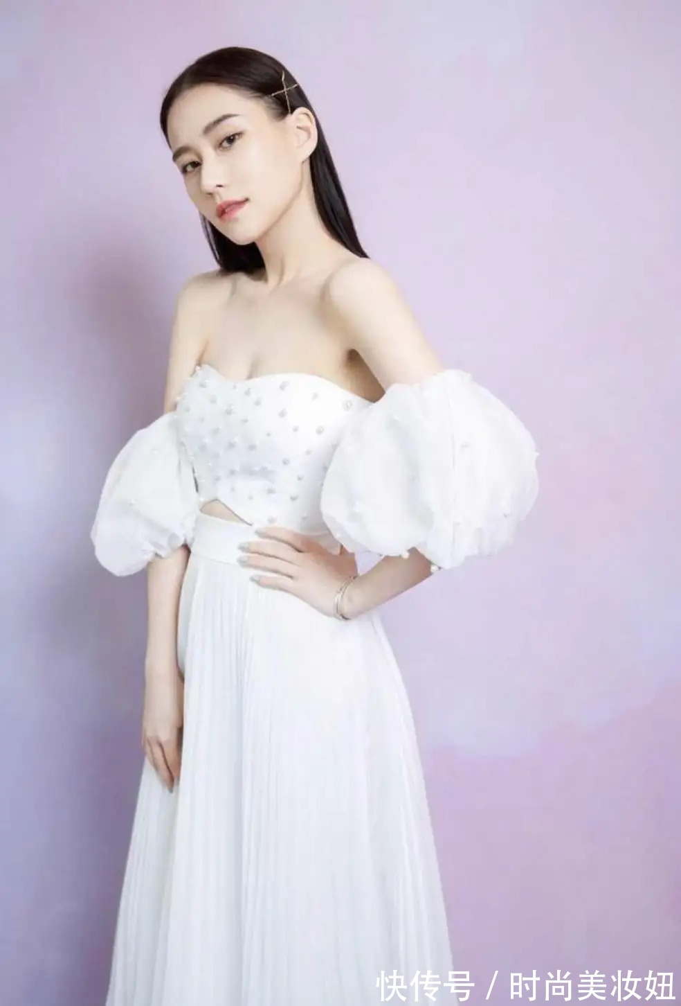 露肩|何超莲真是低调的“富家女”,穿背带裤走机场,气质不输大明星