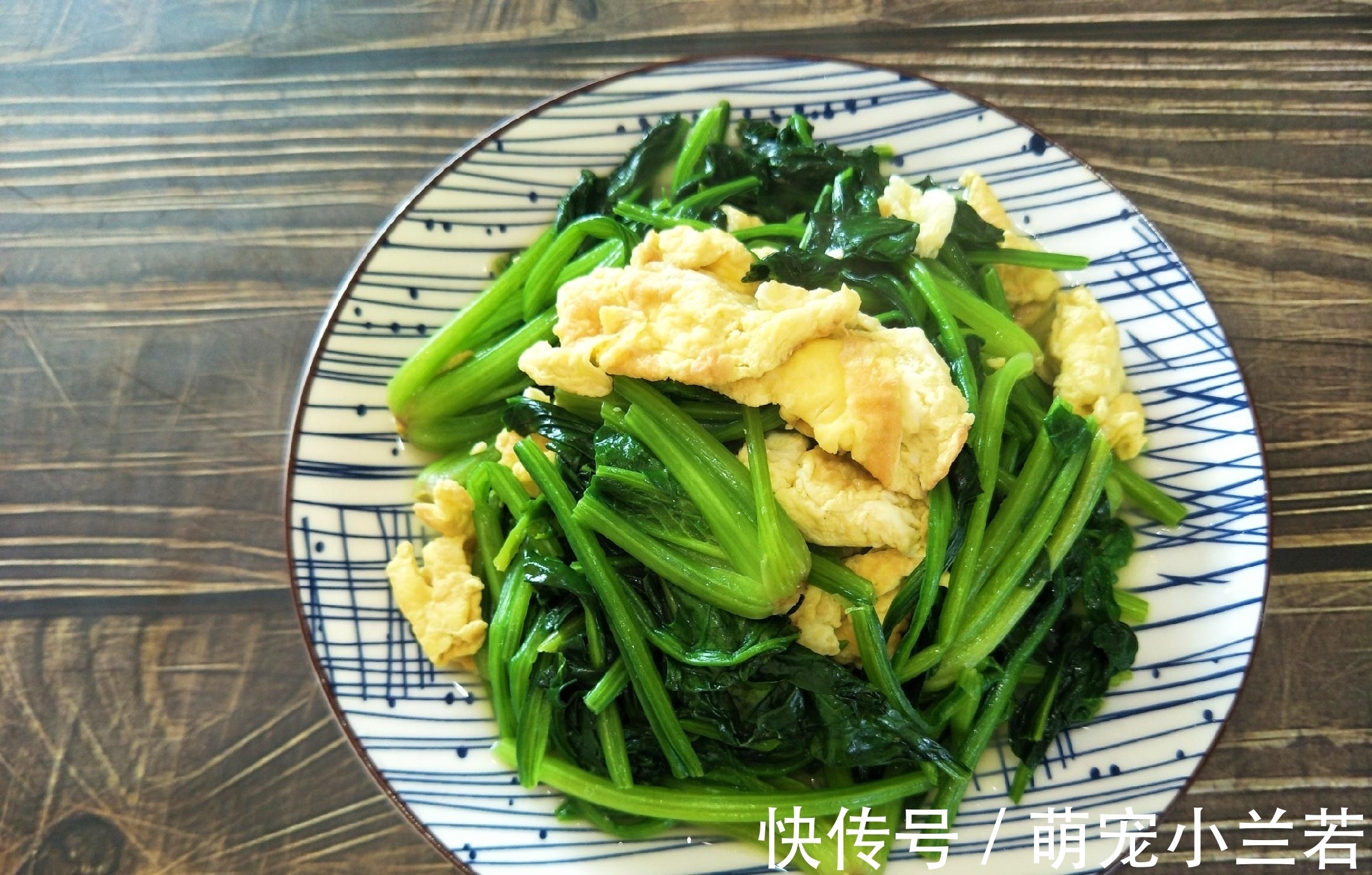 炒菠菜时,需要先焯水吗?教你好吃的做法,菠菜翠绿又入味