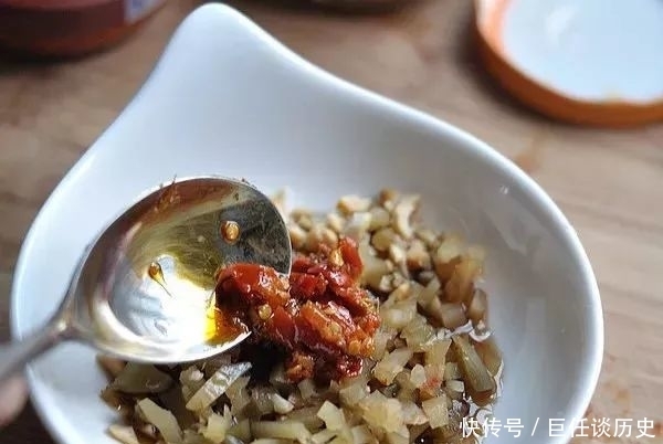 内酯豆腐|豆腐加点榨菜这样做,鲜、嫩、香,全家都抢着吃!